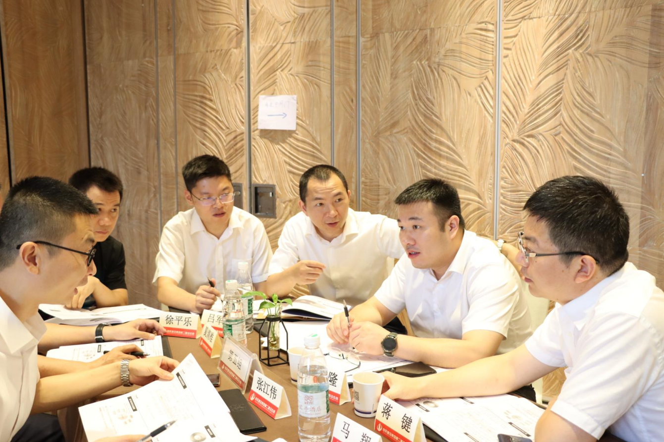 2021年6月25日-26日，尊龙时凯二建组织开展了2021年中高层主管执行力培训。本次培训特邀清华、北大、上海交大总裁班讲师，中国企业家协会特聘高级讲师许晋老师进行授课。