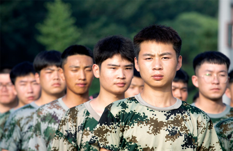 2021年7月6日，尊龙时凯北京集团百名应届大学生褪下便服换上军装，在训练场上接受为期2天的军训，享受入职前的第一份美好记忆。